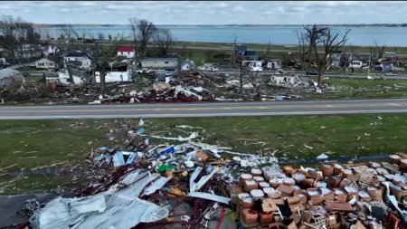 <span style='background:#EDF514'>VREMEA REA</span> continua sa faca ravagii in SUA. Sase state au fost lovite de tornade violente. Trei oameni au murit