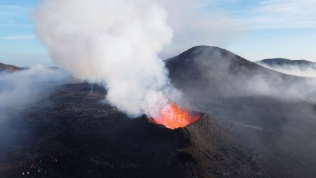 O noua eruptie <span style='background:#EDF514'>VULCANI</span>ca a avut loc in Islanda, fiind a patra in doar trei luni. Zborurile nu sunt perturbate | VIDEO