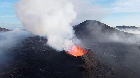 O noua <span style='background:#EDF514'>ERUPTIE VULCAN</span>ica a avut loc in Islanda, fiind a patra in doar trei luni. Zborurile nu sunt perturbate | VIDEO