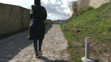 Turistii care vor sa viziteze Cetatea Devei urca pe jos desi exista o telecabina nou-nouta care urca pana acolo