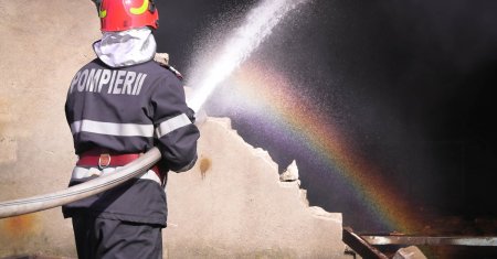 <span style='background:#EDF514'>EVACUARE</span> de urgenta la Valcea. 38 de persoane au fost scoase din case din cauza unui incendiu