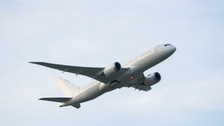 Boeing a transmis operatorilor aerieni sa verifice comutatoarele scaunelor dupa un incident care a dus la ranirea pasagerilor