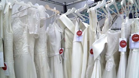 Viitoarele mirese pot sa cumpere rochii la reducere la tagurile de nunti. Am vazut reduceri si de 50%