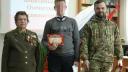Un detinut rus devenit soldat, acuzat de violarea unor minore, ii invata pe copii despre patriotism. 