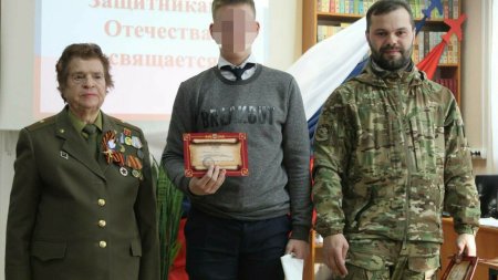Un detinut rus devenit soldat, acuzat de <span style='background:#EDF514'>VIOLARE</span>a unor minore, ii invata pe copii despre patriotism. Se plimba liber