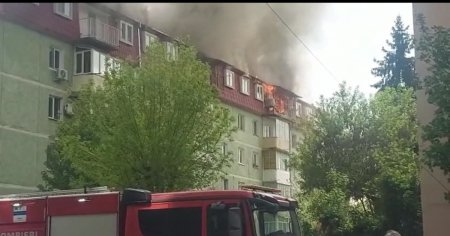 Bloc evacuat de pompieri din cauza unui incendiu pornit de la o lumanare. Oamenii au iesit afara in pijamale