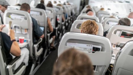 Boeing cere companiilor aeriene sa verifice scaunele pilotilor de pe un model de avion, dupa <span style='background:#EDF514'>ZBORUL</span> in care 50 de pasageri au fost raniti