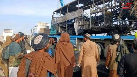 O <span style='background:#EDF514'>CISTERNA</span>, un autocar si o motocicleta s-au ciocnit si au luat foc, sunt 21 de morti si 38 de raniti, pe o sosea din Afganistan