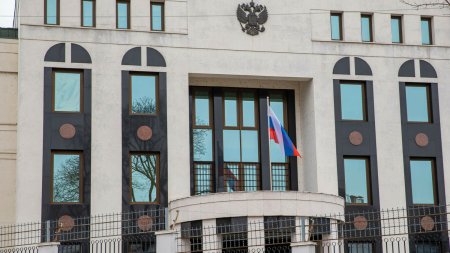 <span style='background:#EDF514'>ALEGERI PREZIDENTIALE</span> in Rusia. Un barbat a aruncat doua bombe incendiare in curtea ambasadei ruse din Chisinau