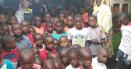 Politista romanca in Congo. Din banii de diurna, Luminita le cumpara copiilor africani mancare