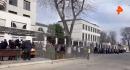 Incident la Ambasada Rusiei de la Chisinau. Un barbat mascat a aruncat cu cocktailuri <span style='background:#EDF514'>MOLOT</span>ov in curte, cand oamenii erau la coada sa voteze