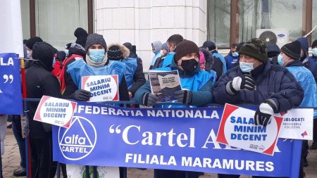 Membrii Federatiei <span style='background:#EDF514'>SINDICATE</span>lor din Comert, federatie afiliata CNS Cartel ALFA, protesteaza luni dimineata la sediul Ministerului Muncii si Solidaritatii Sociale