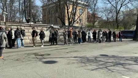 VIDEO. Coada simbolica de protest in fata ambasadei Rusiei de la Bucuresti, dupa apelul sotiei lui Navalnii