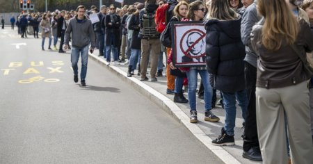 Cozi mari s-au format brusc la unele sectii de vot din Rusia participand la protestul 