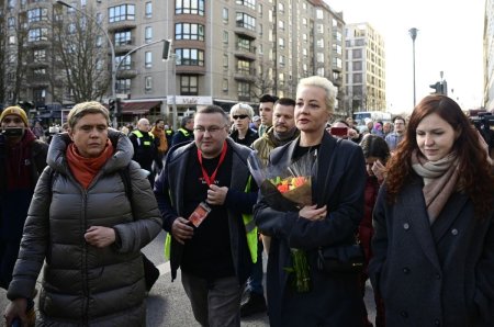 Iulia Navalnaia, in fruntea protestului Pranz impotriva lui Putin din Berlin. Vaduva lui Navalnii, aplaudata de oamenii aflati la coada sa voteze