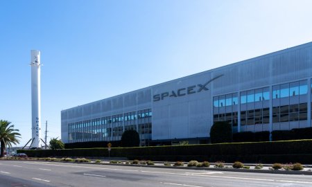 SpaceX construieste o retea de sute de sateliti spion in baza unui contract secret cu o agentie de informatii din SUA