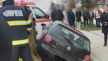 Accident in Botosani. O femeie a murit, iar o alta a fost ranita dupa ce au intrat cu masina intr-un cap de pod