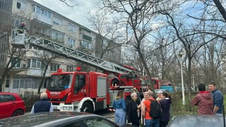 Incendiu la un bloc din Galati. 12 persoane s-au autoevacuat, iar alte 12 au fost scoase de catre pompieri