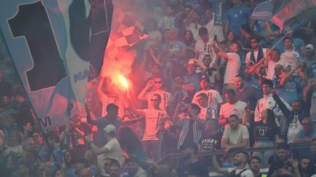O <span style='background:#EDF514'>PETARDA</span> a explodat in tribune la meciul Bari - Sampdoria. Un baietel de 8 ani a fost ranit