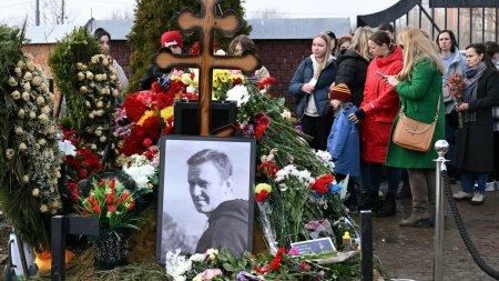 Zeci de rusi s-au adunat la mormantul lui Aleksei Navalnii de la Moscova, pentru a-si exprima simbolic votul pentru acesta