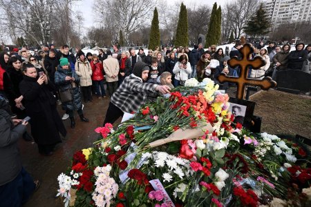 Zeci de rusi au venit la mormantul lui Alexei Navalnii, pentru a-si exprima simbolic votul pentru fostul opozant al lui Putin: „Te alegem pe tine”