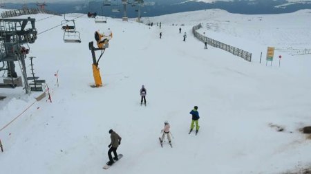 La munte sau la mare, turistii s-au bucurat de vremea frumoasa. <span style='background:#EDF514'>PARTII</span>le inca sunt bune de schi