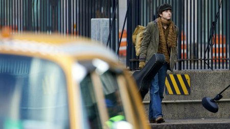 Timothée Chalamet il va interpreta pe Bob Dylan intr-un film biografic. Cum a fost surprins pe platourile de <span style='background:#EDF514'>FILMARE</span>. FOTO