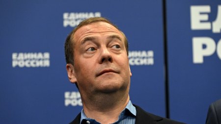 Dmitri Medvedev il felicita pe Vladimir Putin 