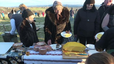 Petrecere campeneasca de Lasata Secului, pe Transalpina. Turistii s-au bucurat si de un adevarat ospat