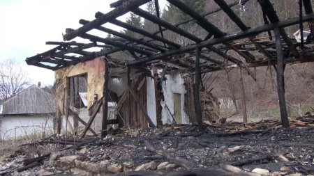 Ce ar fi cauzat incendiul in care un barbat din Neamt si-a pierdut viata. L-a gasit langa <span style='background:#EDF514'>SOBA</span>. Cum a vrut el sa iasa.