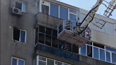 O siguranta <span style='background:#EDF514'>IMPRO</span>vizata ar fi provocat incendiul din Constanta, care a distrus doua apartamente. Sarisera geamurile