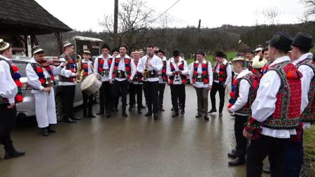 Obiceiuri si traditii de Lasata Secului, in Maramures. Sute de localnici si turisti s-au adunat la Jocul Satului