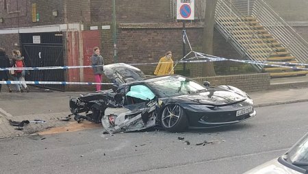 Ferrari de 300.000 de euro distrus intr-un <span style='background:#EDF514'>ACCIDENT C</span>u un Mercedes, pe o strada din Londra. VIDEO