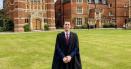 Romanul de la <span style='background:#EDF514'>CAMBRIDGE</span> cu diploma de 