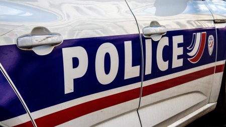 Noua persoane au fost arestate in Franta, dupa ce o sectie de politie a fost atacata