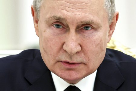 Business MAGAZIN. Cum a reusit Vladimir Putin sa-si asigure cea mai lunga domnie peste Rusia de la moartea lui Stalin si pana in prezent. Candidatii de forma, eliminarea opozitiei politice si alegerile trucate sunt doar o parte din instrumentele liderului de la Kremlin