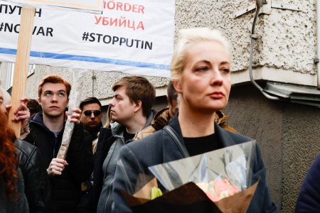 Kremlinul spune ca <span style='background:#EDF514'>VADU</span>va lui Navalnii isi pierde radacinile, dupa ce aceasta a cerut Occidentului sa nu recunoasca rezultatul alegerilor prezidentiale din Rusia