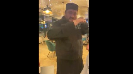 <span style='background:#EDF514'>CALUGAR</span>ul ninja din Focsani, scos afara cu forta dintr-un local dupa ce a facut scandal: Te impusc! VIDEO