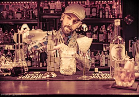 Ce este un bar speakeasy, un concept tot mai popular, importat din perioada prohibitiei din SUA, unde poti sa bei un cocktail alaturi de o mana de oameni care cunosc <span style='background:#EDF514'>PAROLA</span> pentru a patrunde in aceasta lume secreta?
