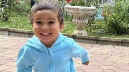 Aryan, copilul de doi ani d<span style='background:#EDF514'>ISPA</span>rut in Botosani, a fost gasit si va fi transportat la spital