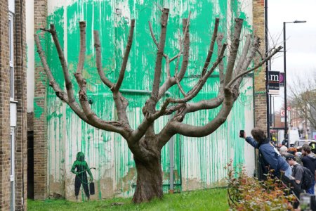 Banksy confirma ca se afla in spatele noii opere de arta care a aparut dumi<span style='background:#EDF514'>NICA</span> in Londra