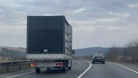 Sofer inconstient, <span style='background:#EDF514'>SLALOM</span> cu camioneta printre masini, pe o sosea din Cluj. Imagini revoltatoare surprinse in trafic
