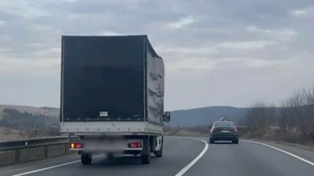 Sofer inconstient, slalom cu <span style='background:#EDF514'>CAMIONETA</span> printre masini, pe o sosea din Cluj. Imagini revoltatoare surprinse in trafic