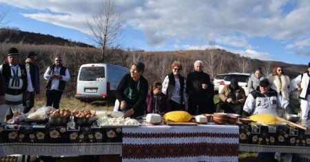 Petrecere de Lasatul Secului pe <span style='background:#EDF514'>TRANSALPINA</span>. Tocana de oaie, lautari si un foc urias pentru alungarea spiritelor rele