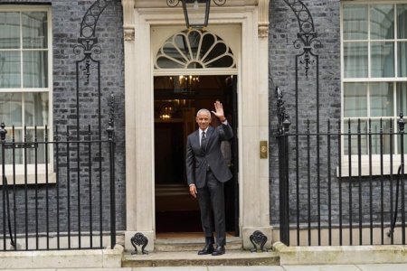 Barack <span style='background:#EDF514'>OBAMA</span> a facut o vizita surpriza pe Downing Street, la biroul premierului britanic