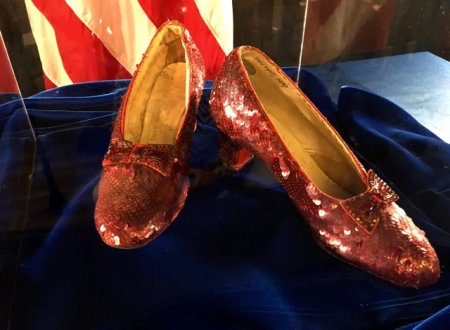 Un american este acuzat ca a ascuns timp de 13 ani pantofii lui Dorothy din <span style='background:#EDF514'>VRAJITORUL DIN OZ</span>