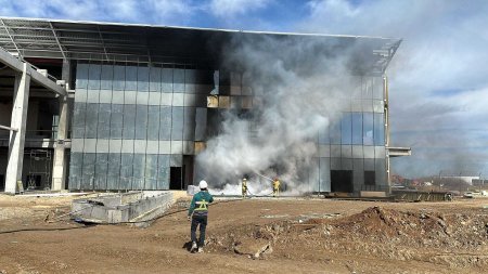 Incendiul de pe santierul noului terminal al Aeroprotului Craiova a izbucnit din cauza scanteilor unui aparat de sudura / Director aeroport: Pagubele cad exclusiv in sarcina constructorului de pe santier – FOTO