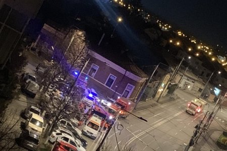<span style='background:#EDF514'>LOCATARII</span> unui bloc din Ploiesti, evacuati din cauza unui miros suspect pe casa scarii. Trei persoane au primit ingrijiri medicale