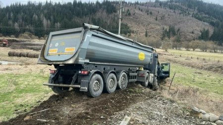 Descoperire socanta in cabina unui camion gasit intr-un sant, pe marginea drumului. FOTO