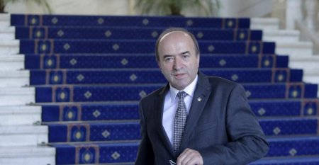 Tudorel Toader pierde cursa pentru rector al UAIC. Invins de economistul <span style='background:#EDF514'>LIVIU M</span>aha, acesta e acuzat ca a incercat amanarea votului final